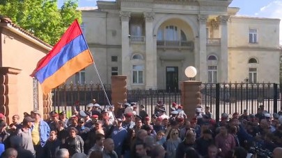 Ermənistanda etirazçılar prezident iqamətgahını mühasirəyə aldılar- VİDEO